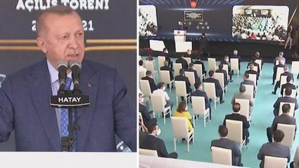Cumhurbaşkanı, konuşmasını dışarıdan dinleyen kadınları içeri aldırdı: Polis arkadaşlar bariyerleri hemen kaldırıversin