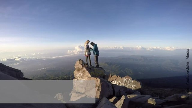 Demande en mariage au sommet d'un volcan
