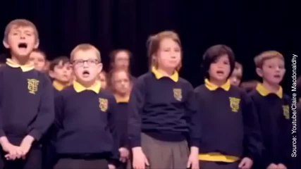 Un chœur reprend Hallelujah