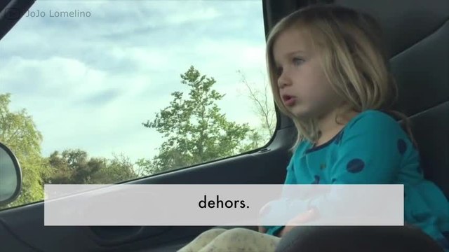 Cette petite fille est épuisée... Et compte bien le faire comprendre !