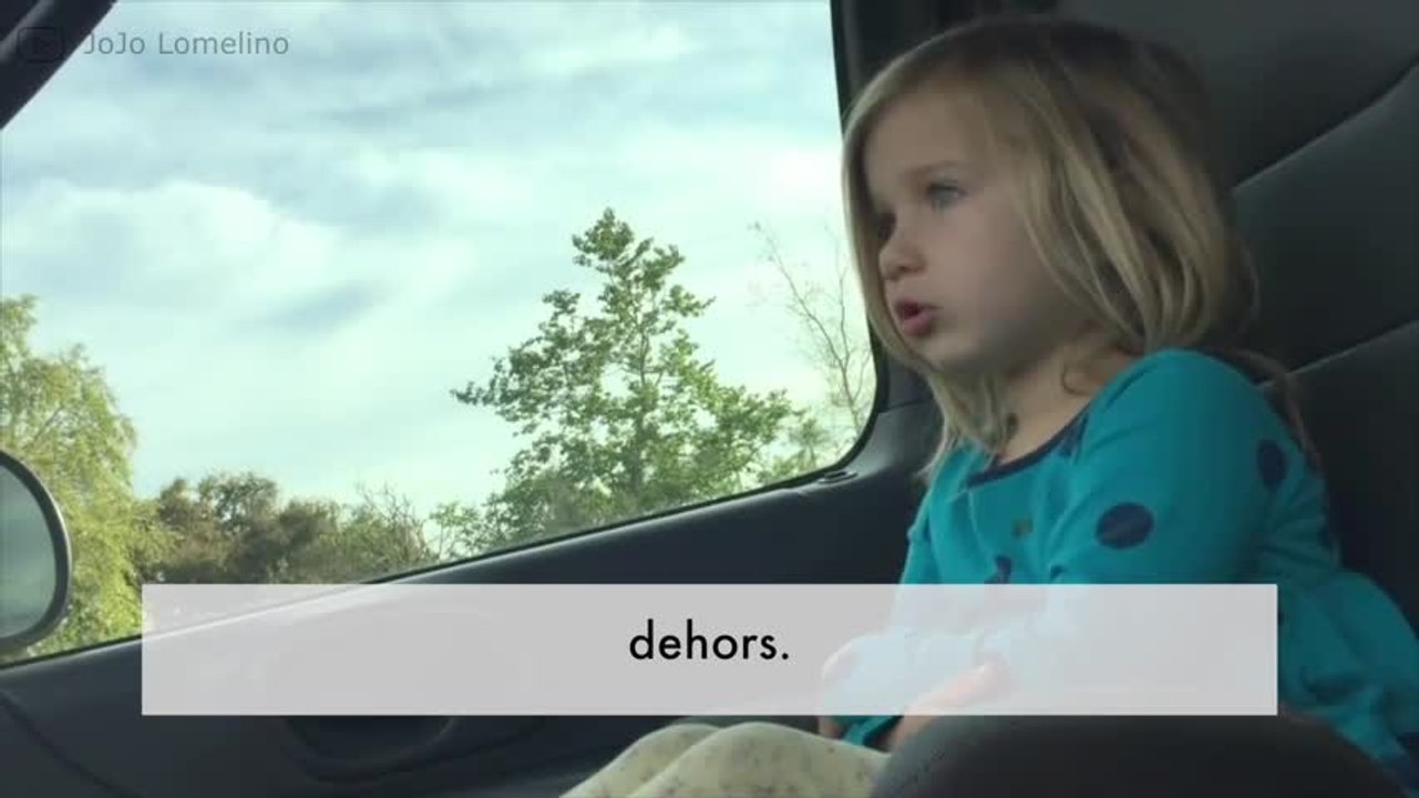 Cette petite fille est épuisée... Et compte bien le faire comprendre !