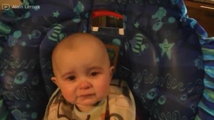 Un bébé pleure en écoutant sa mère chanter... Adorable !