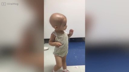 Regardez comment ce médecin fait danser un bébé