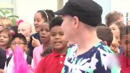 Une école fait une surprise à une prof atteinte d'un cancer du sein