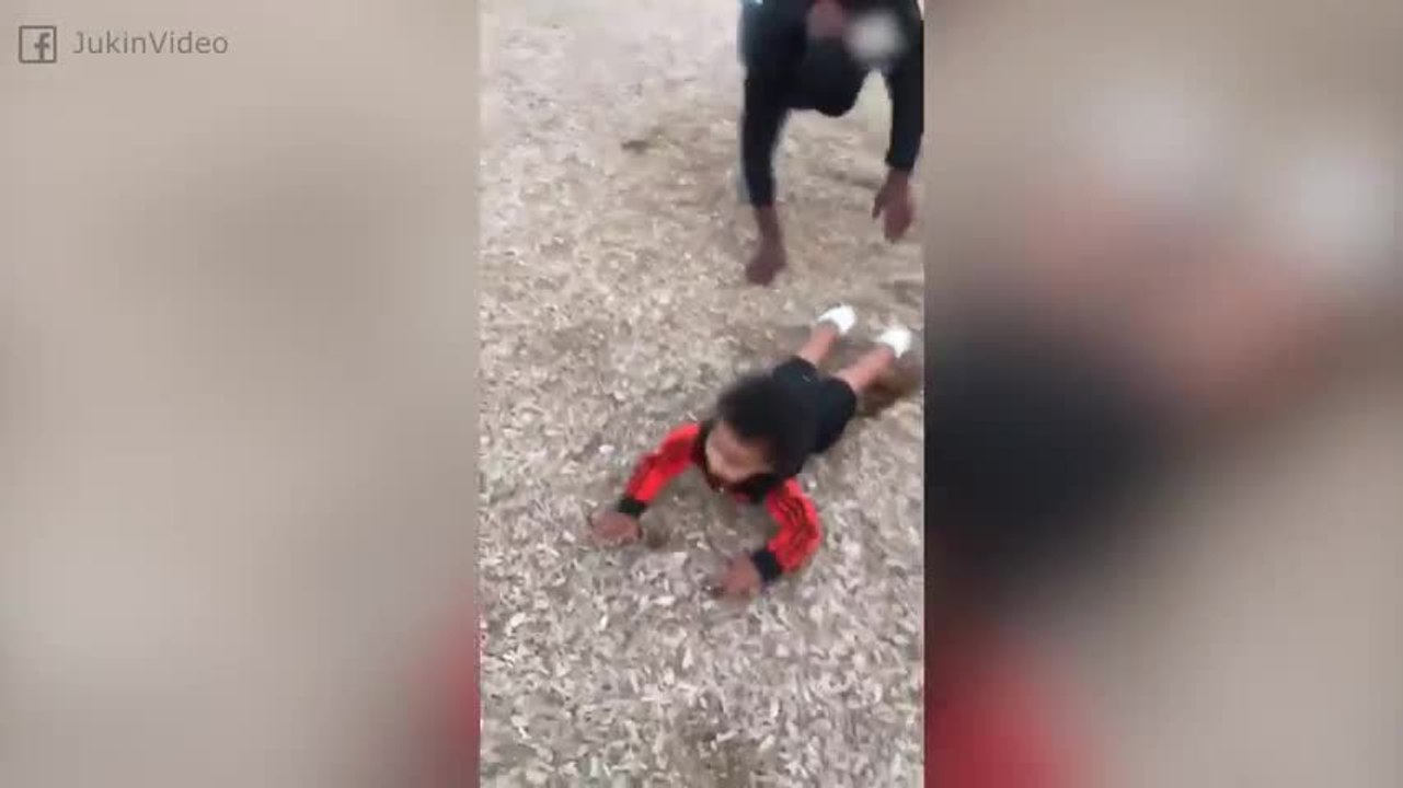 Ce petit garçon n'arrive plus à tenir debout