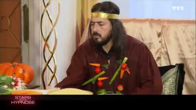 Vous ne devinerez jamais ce que fait Moundir sous hypnose! 