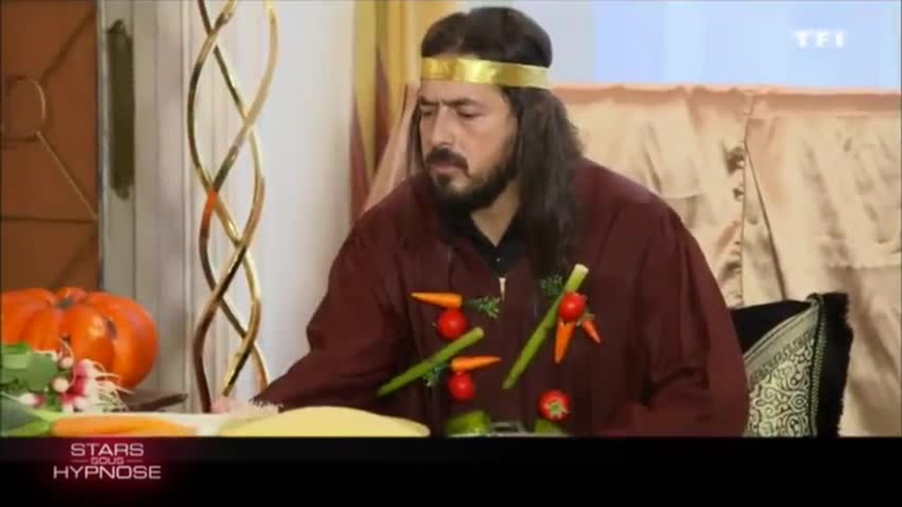 Vous ne devinerez jamais ce que fait Moundir sous hypnose! 