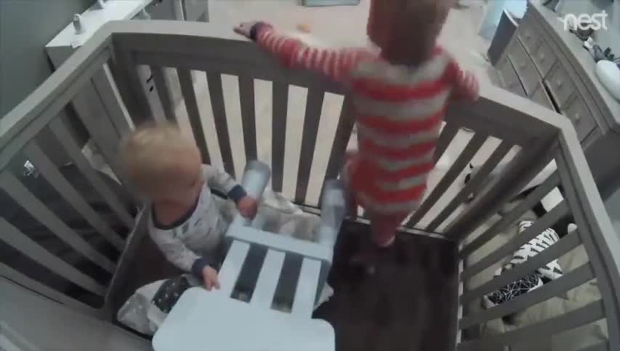 Un frère aide son petit frère à s'évader de son lit à barreaux