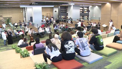 Başkan Yılmaz'dan gençlere gitarlı sınav morali