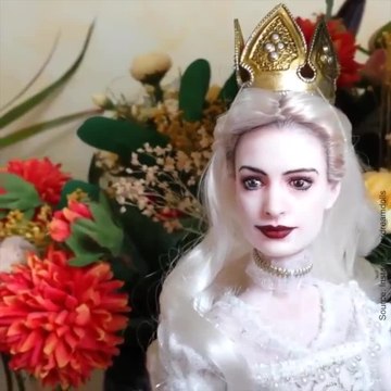 Cet homme peint des personnages sur des poupées Barbie