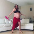 Cette femme enceinte déchire tout quand elle danse !