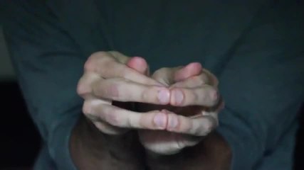 Imiter un serpent avec ses mains