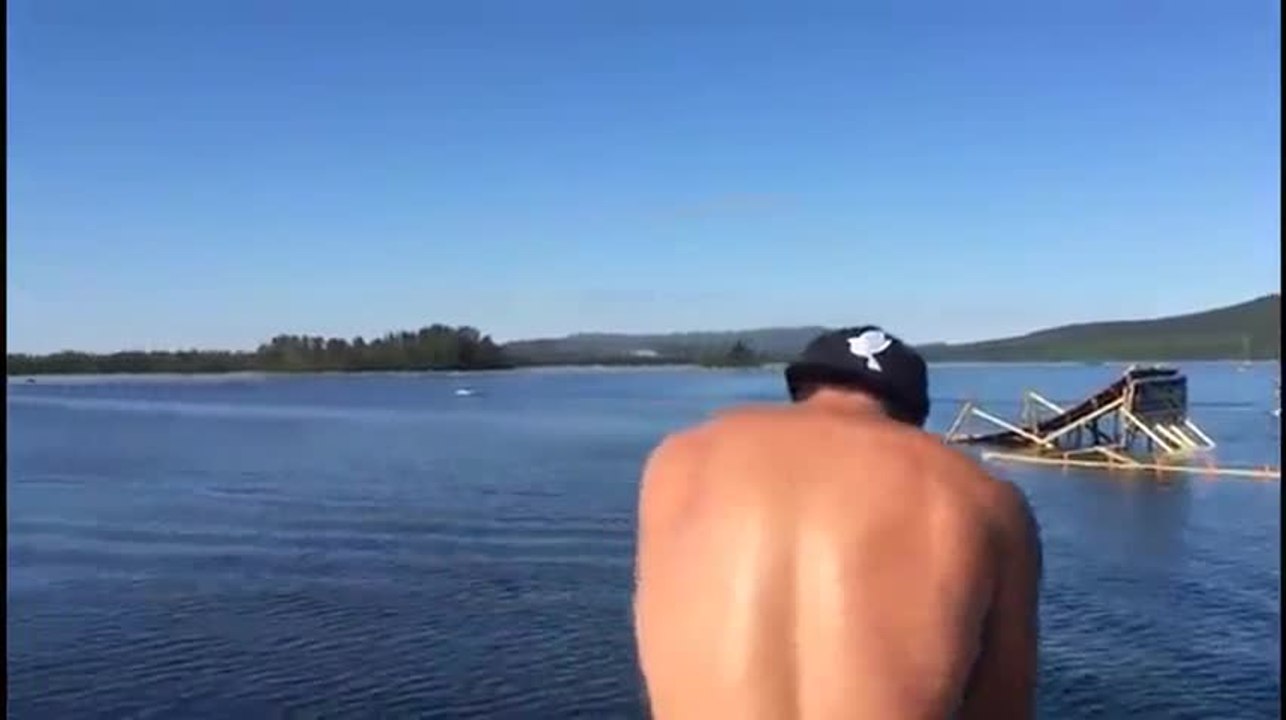 Il réalise un Back-Flip avec une moto-neige sur de l’eau