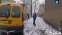 Un policier initie une bataille de boules de neige !