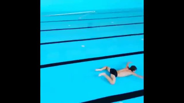 Nager dans une piscine vide