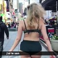 Khrystyana défile en sous-vêtements dans Times Square