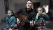 Un père chante avec ses jumelles