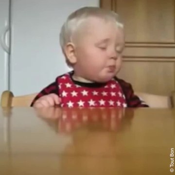 Ces bébés s'endorment en mangeant