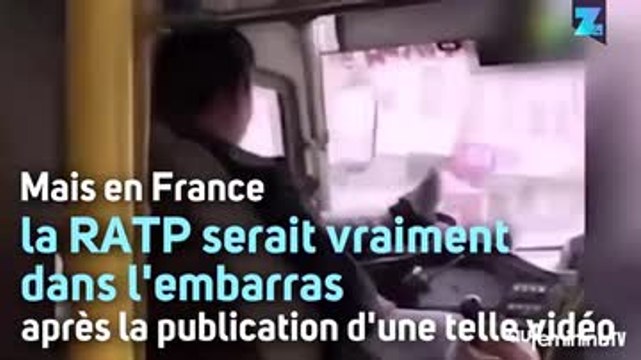 Ce chauffeur de bus tient le volant avec ses pieds !