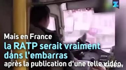 Ce chauffeur de bus tient le volant avec ses pieds !