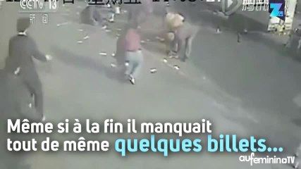 Son énorme liasse de billets est emportée par le vent !