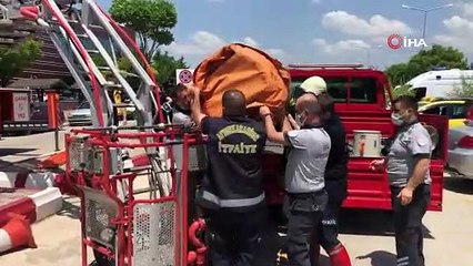 Hastanenin çatısına çıkan genci polis ikna ederek aşağı indirdi