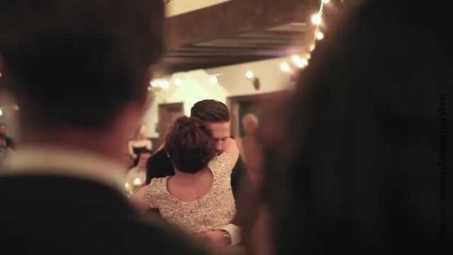 Pour son mariage, il danse avec sa mère malade