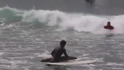 Il surfe avec un téléviseur en guise de planche