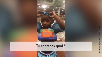 Ce petit garçon cherche ses lunettes de piscine qui sont sur sa tête