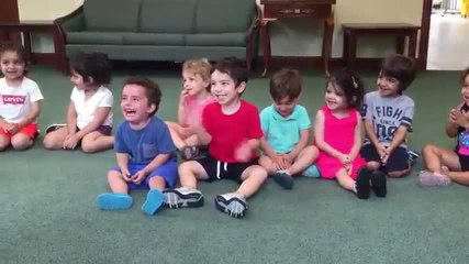 Cet enfant éclate de rire en classe