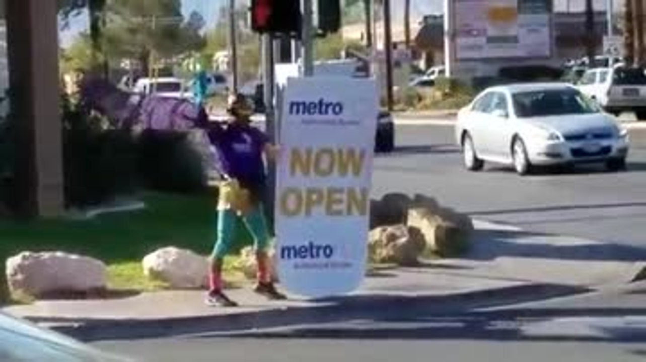 Un employé dévoué danse