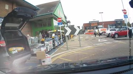 Un poulet dans le coffre d'une voiture