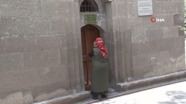 YKS sınavına girecek öğrenciler türbelere koştu