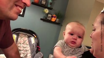 Ce bébé ne laisse personne approcher sa maman, excellent !