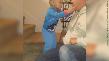 Un bébé impressionné par le tour de magie son papa