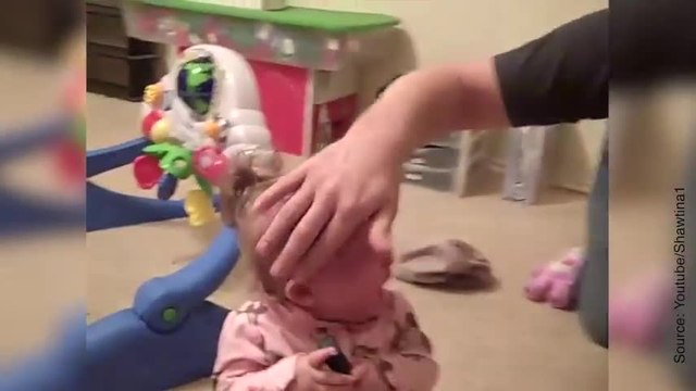 Ce bébé n'aime pas la nouvelle coupe de cheveux de son père