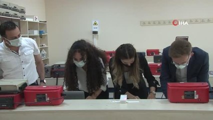 Üniversite öğrencileri Covid-19 hastaları için akıllı bileklik üretti