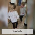 Cette petite fille se trouve mignonne devant le miroir