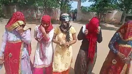 वैक्सीनेशन के कार्य में महिलाओं ने गाए मंगल गीत