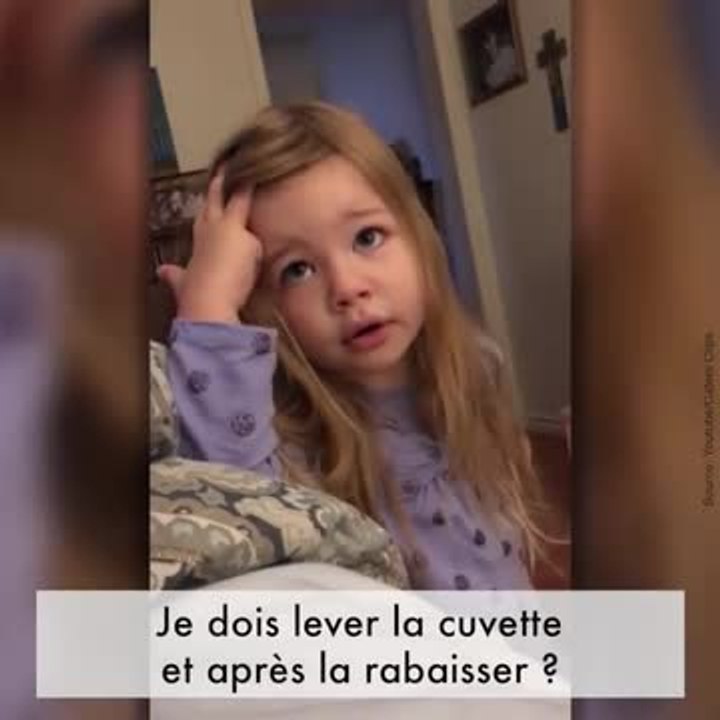 Une petite fille dit à son père de baisser la cuvette des toilettes
