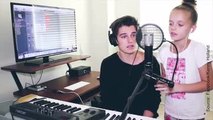 Kenny Holland chante avec sa petite sœur