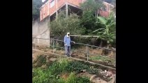 Militares ajudam idoso a carregar material de construção após operação em Vila Velha