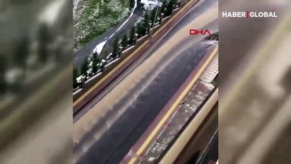 Ankara'da sağanak etkili oldu, yollar göle döndü