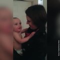 Un bébé rencontre la sœur jumelle de sa maman