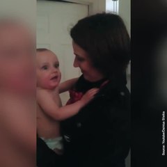 Un bébé rencontre la sœur jumelle de sa maman