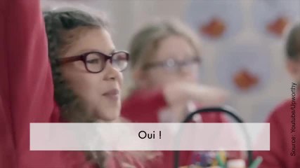 Elle demande à une classe de dessiner des métiers