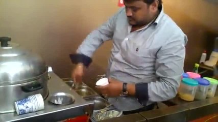 Préparer du maïs en faisant des percussions