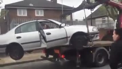 Un homme refuse que sa voiture soit embarquée par la fourrière