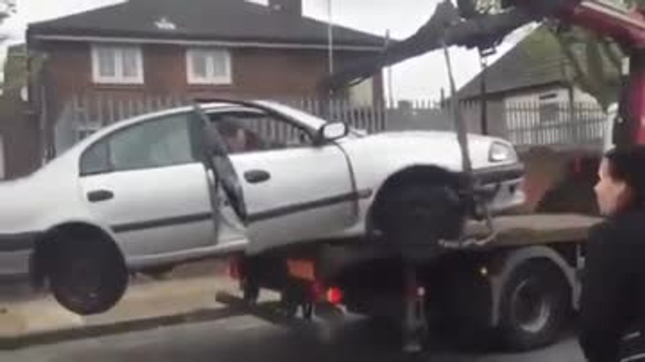 Un homme refuse que sa voiture soit embarquée par la fourrière