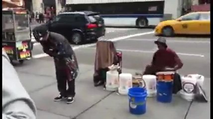 Un breakdancer et un percussionniste dans les rues de New York